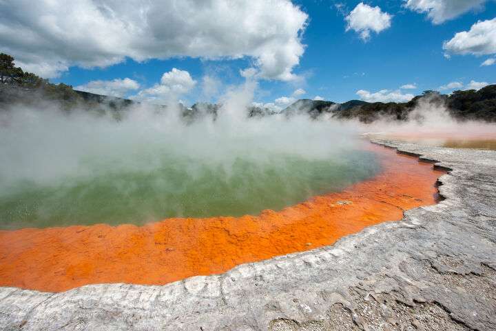 Het vulkanische meer Champagne Pool heeft een oranje kleur
