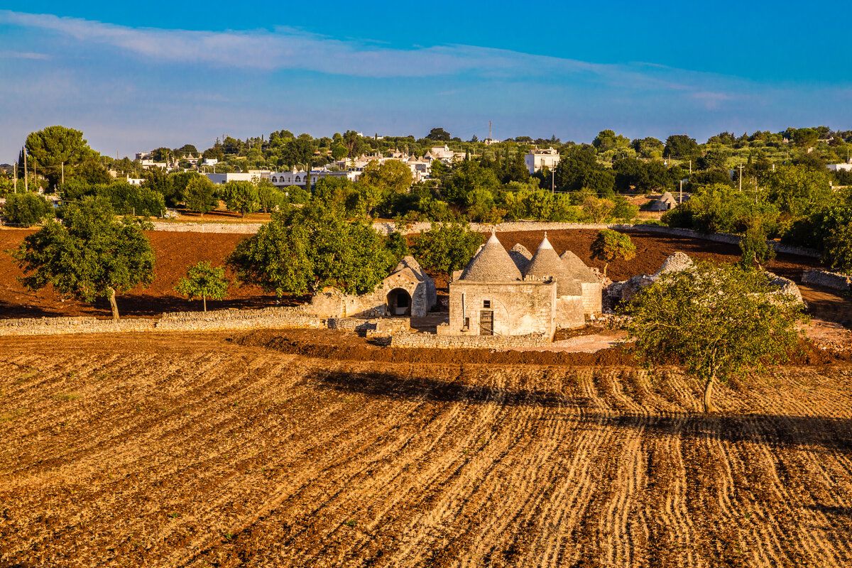 Mooi gelegen trulli in Alberobello tijdens zonsondergang