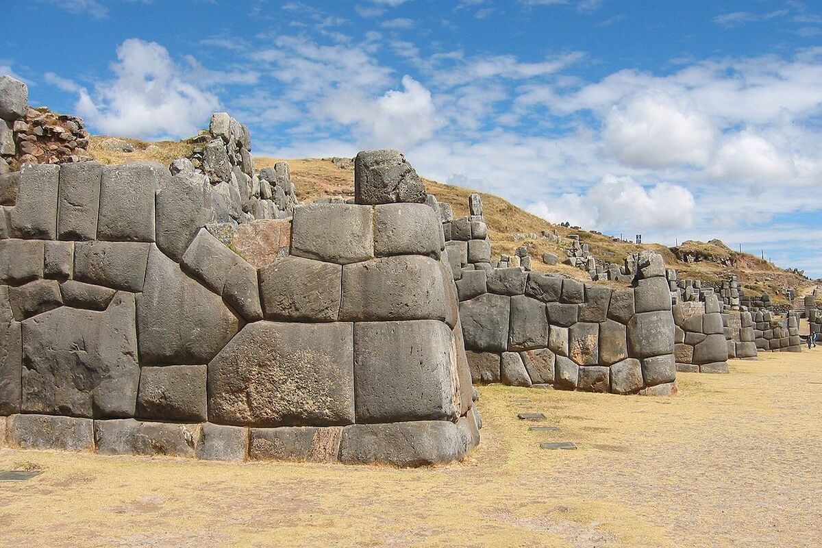 Sacsayhuamán zijn indrukwekkende lagen stenen terrasgebouwen