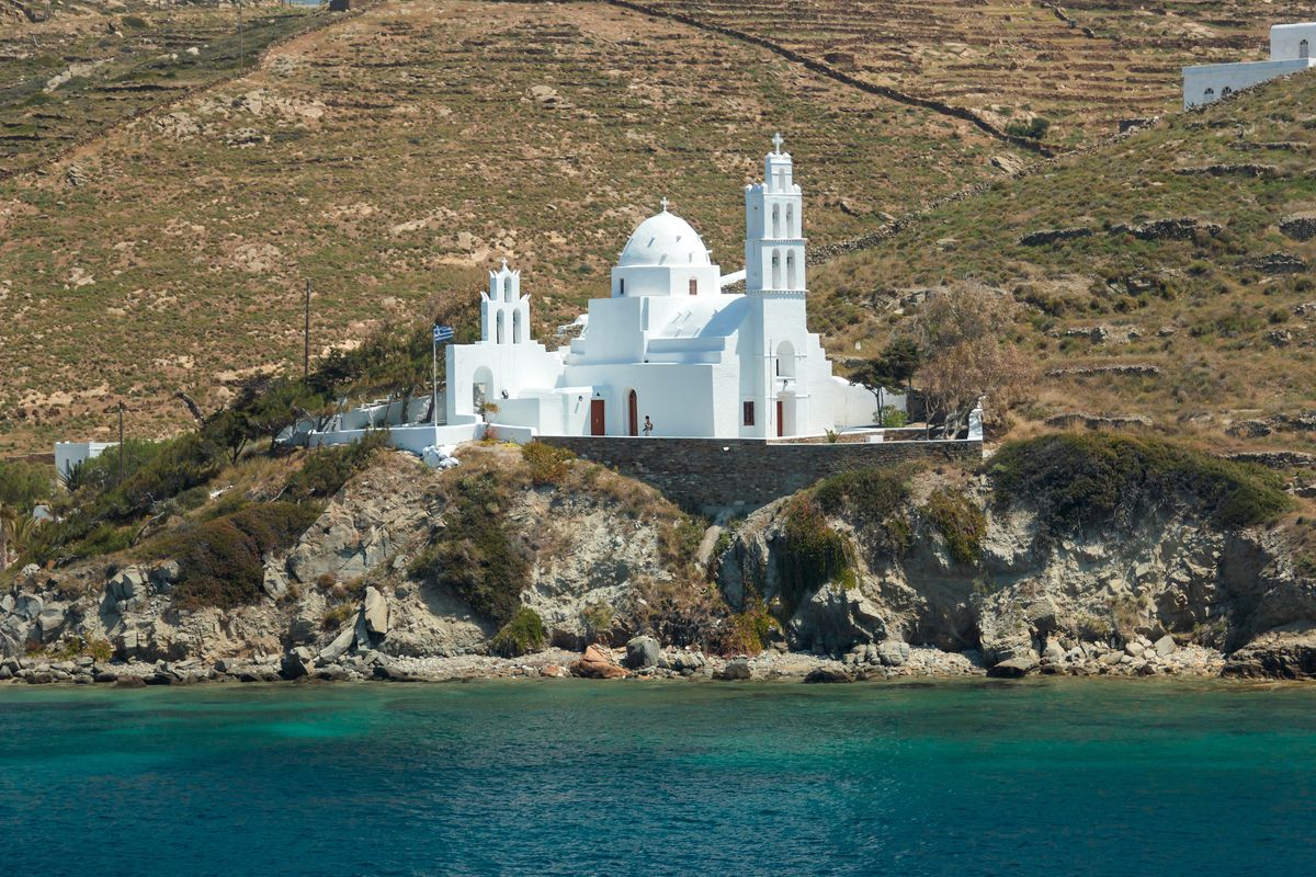 Wit huisje langs de kust van Paros, Griekenland