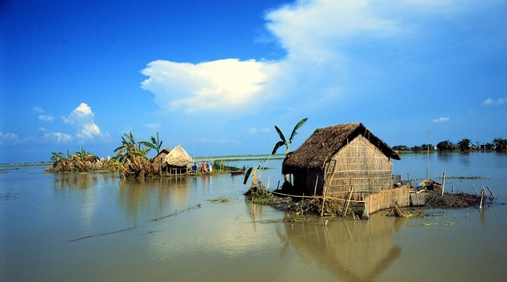 Hutje aan het water in Bangladesh