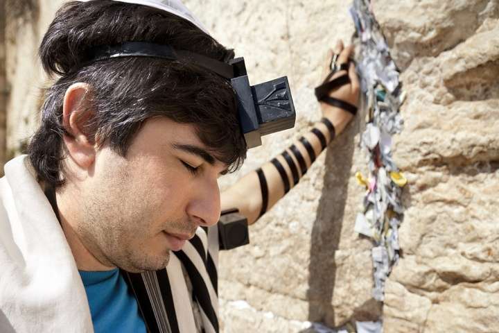 Joodse man met tefilin