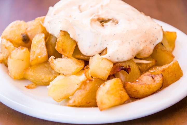 De tapa Patatas Bravas