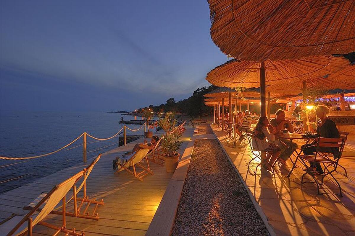 Het terras van Camping Bijela Uvala met uitzicht op de Adriatische Zee