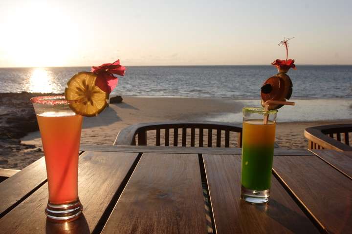 Geniet van een drankje op het strand