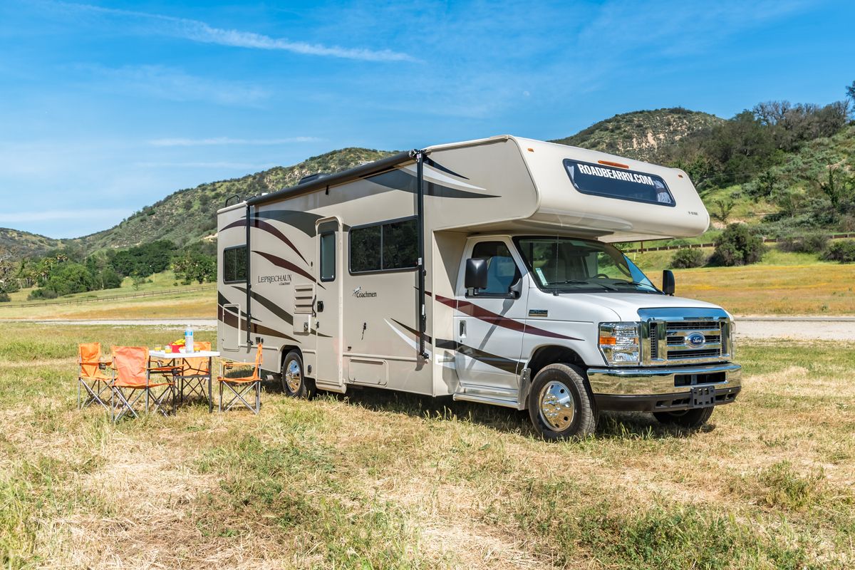 De C28-30 Camper van buiten