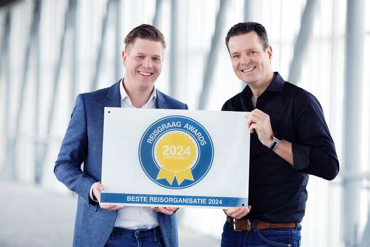 Boelhouwer (CFO) & Hosman (CCO) met de award