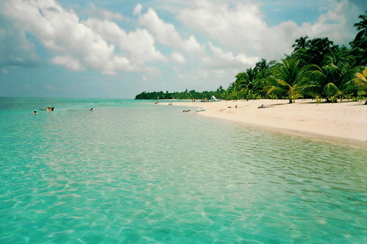 Helderblauwe water van Roatán