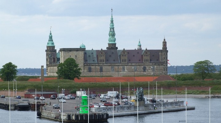 Haven Helsingor met Kronberg Kasteel op achtergron