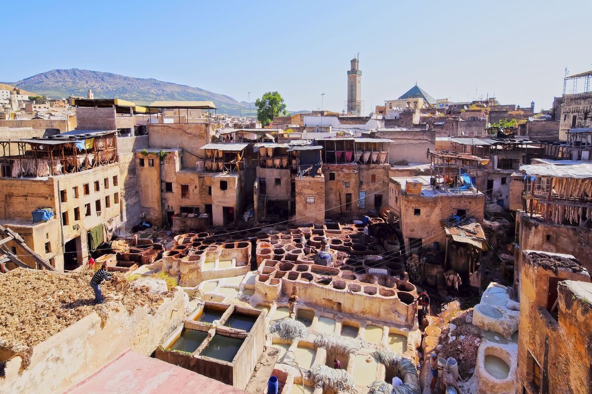 Leerlooierij in een binnenplaatsje in Fès