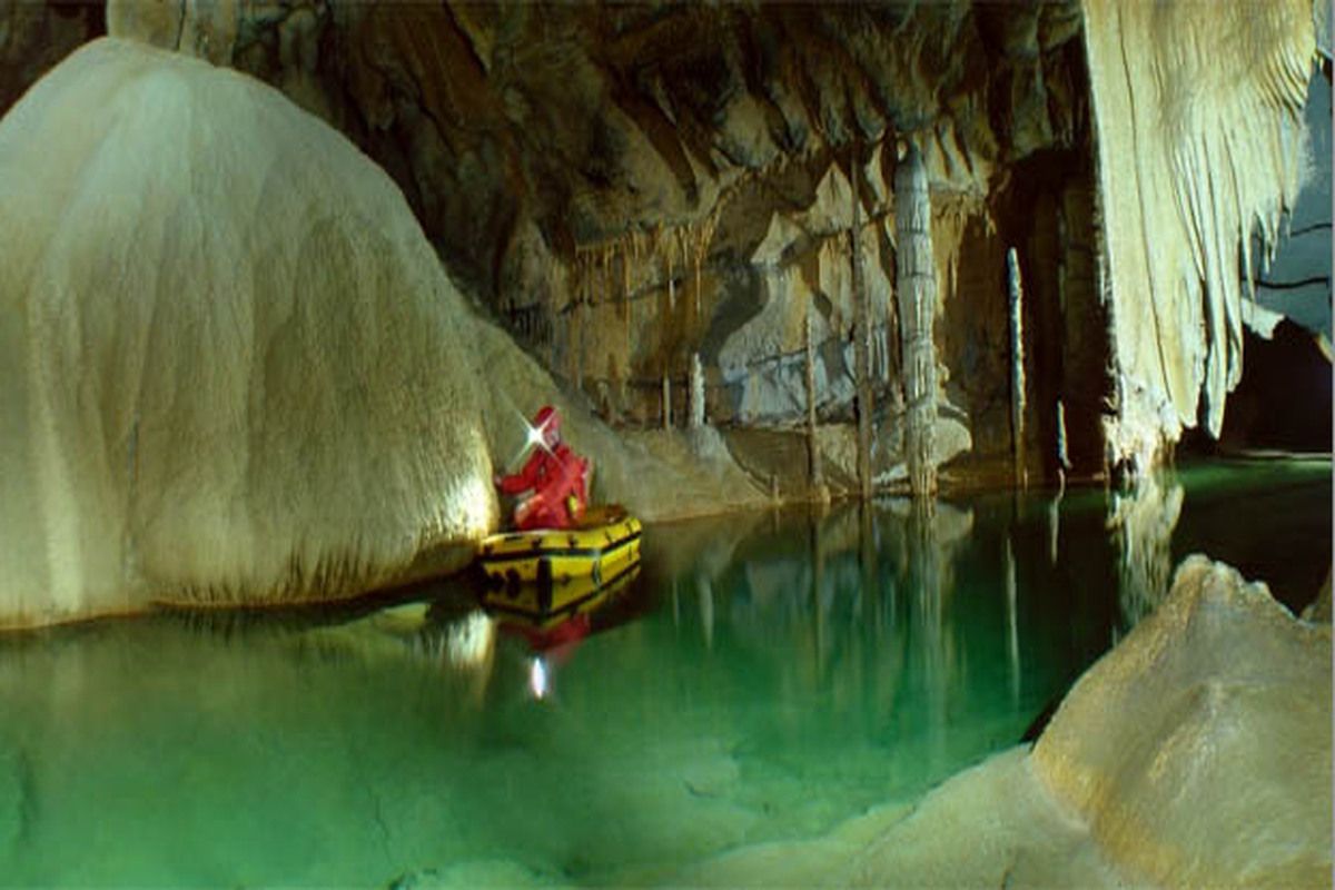 Smaragdgroen meer in de Smaragdgroen meer in de Kri�na Jama