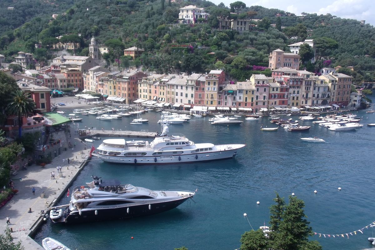 Portofino heeft ruige rotspartijen en is ingesloten door een mooie turquoise zee