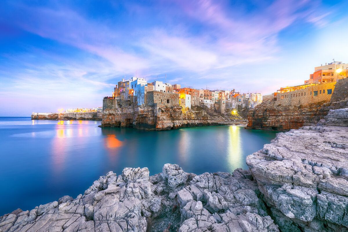 Polignano a Mare is gebouwd op gigantische kliffen