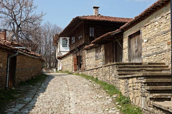 Geplaveide straat met de voor Zheravna typische bouwwerken