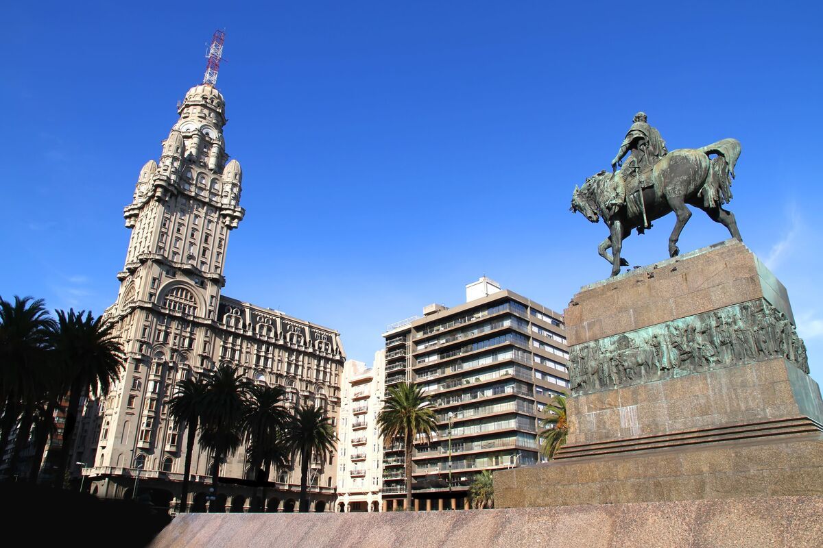 Palacio Salvo met standbeeld op de voorgrond