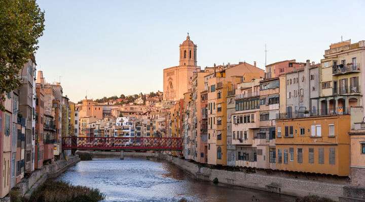 Typische huizen langs de Onyar rivier, Gerona