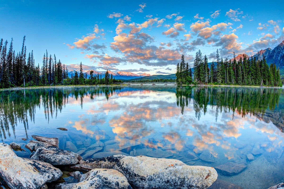 Zonsopgang op Pyramid Lake, Alberta, Canada