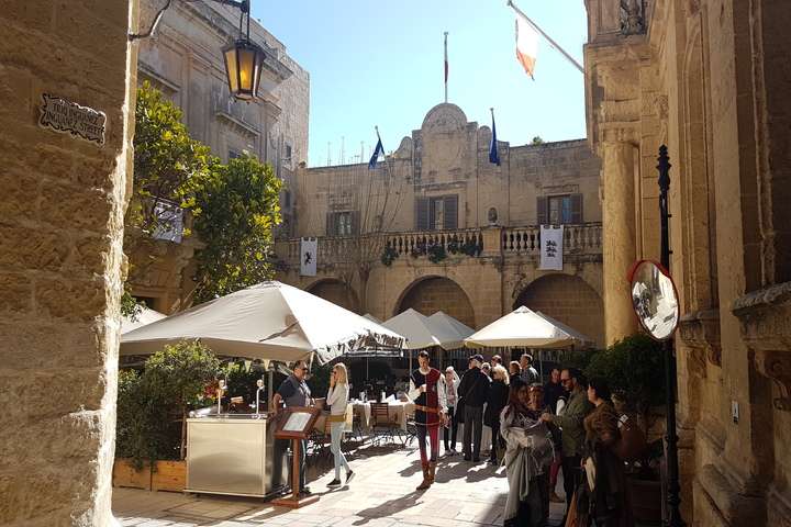 Een gezellige binnenplaats in de historische stad