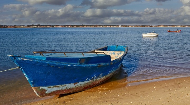 Bootjes op strand in Aveiro, Portugal