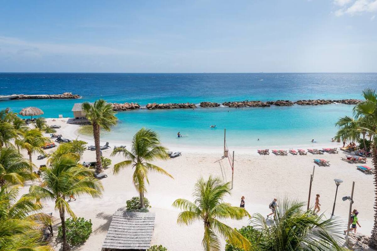 Het privé strand van LionsDive Beach Resort