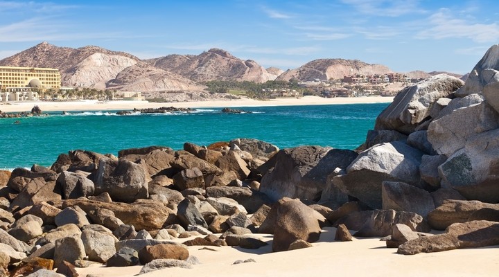 Kust Cabo San Lucas met woestijn op achtergrond