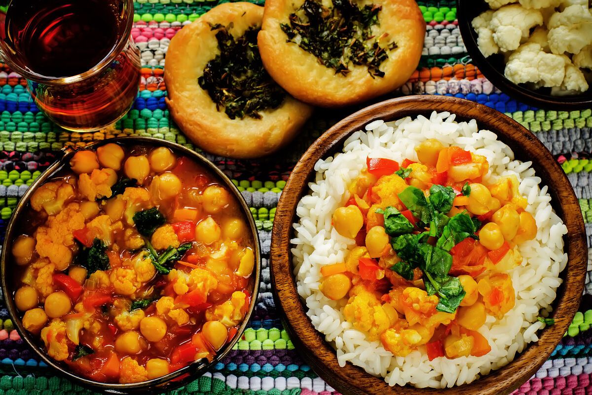 Tafel vol Iraanse gerechten