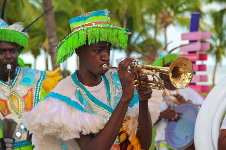 Muzikant op het Junkanoo festival