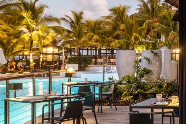 Restaurant bij het zwembad