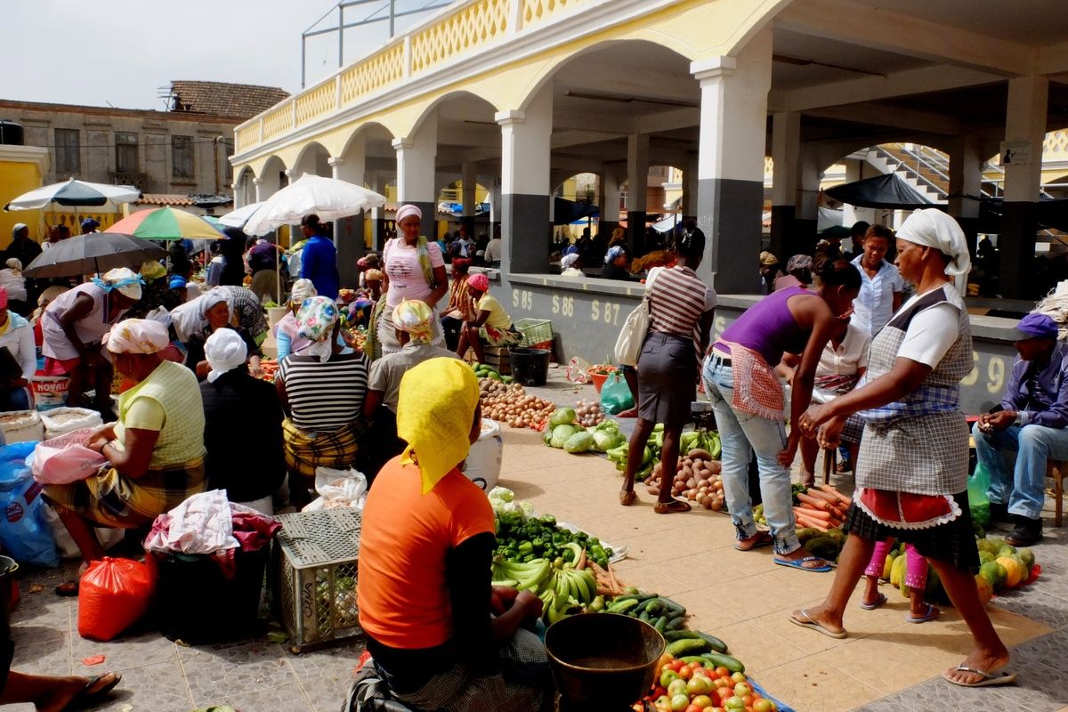 Lokale bevolking op de markt