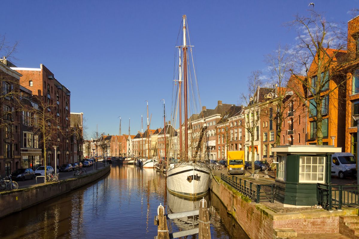 Grachten met boot in Groningen
