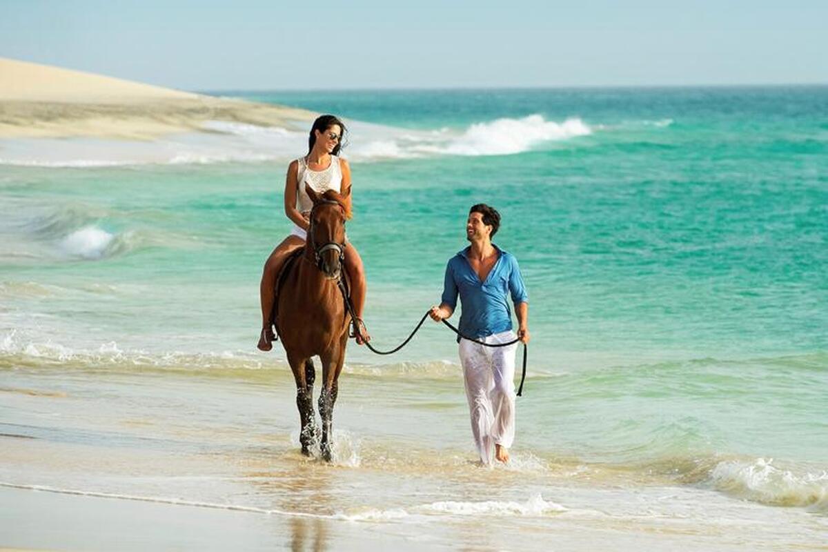 Paardrijden langs het strand