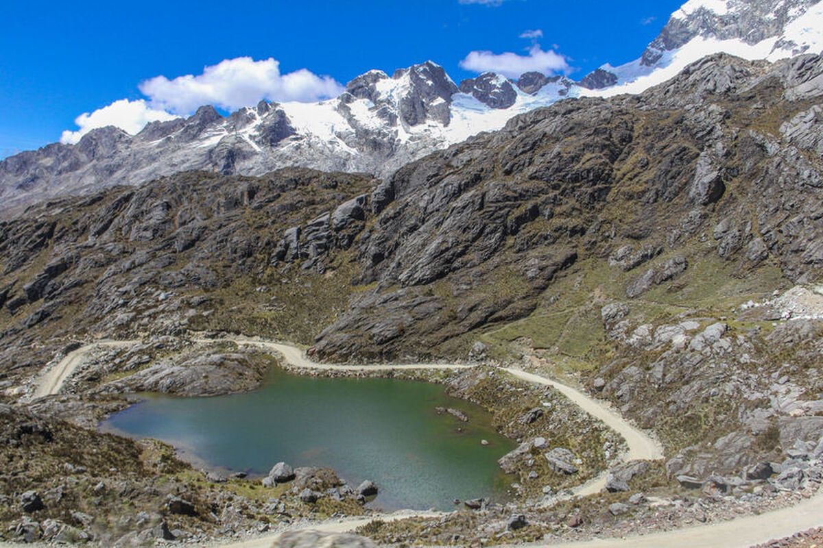 Het Andesgebergt in Peru met besneeuwde toppen