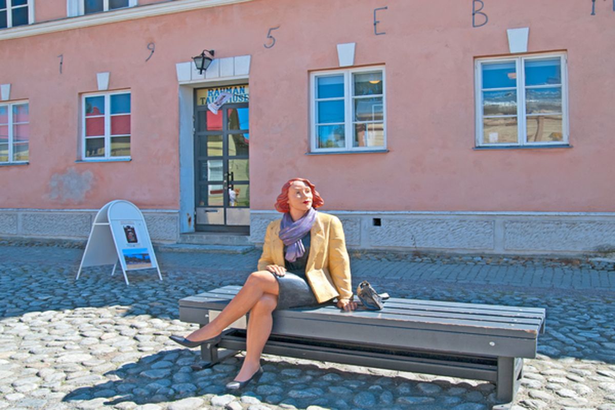 Een stenen beeld van een vrouw in Oud Rouma