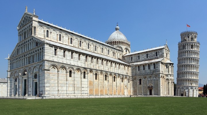 Scheve toren van Pisa op plein, Itali