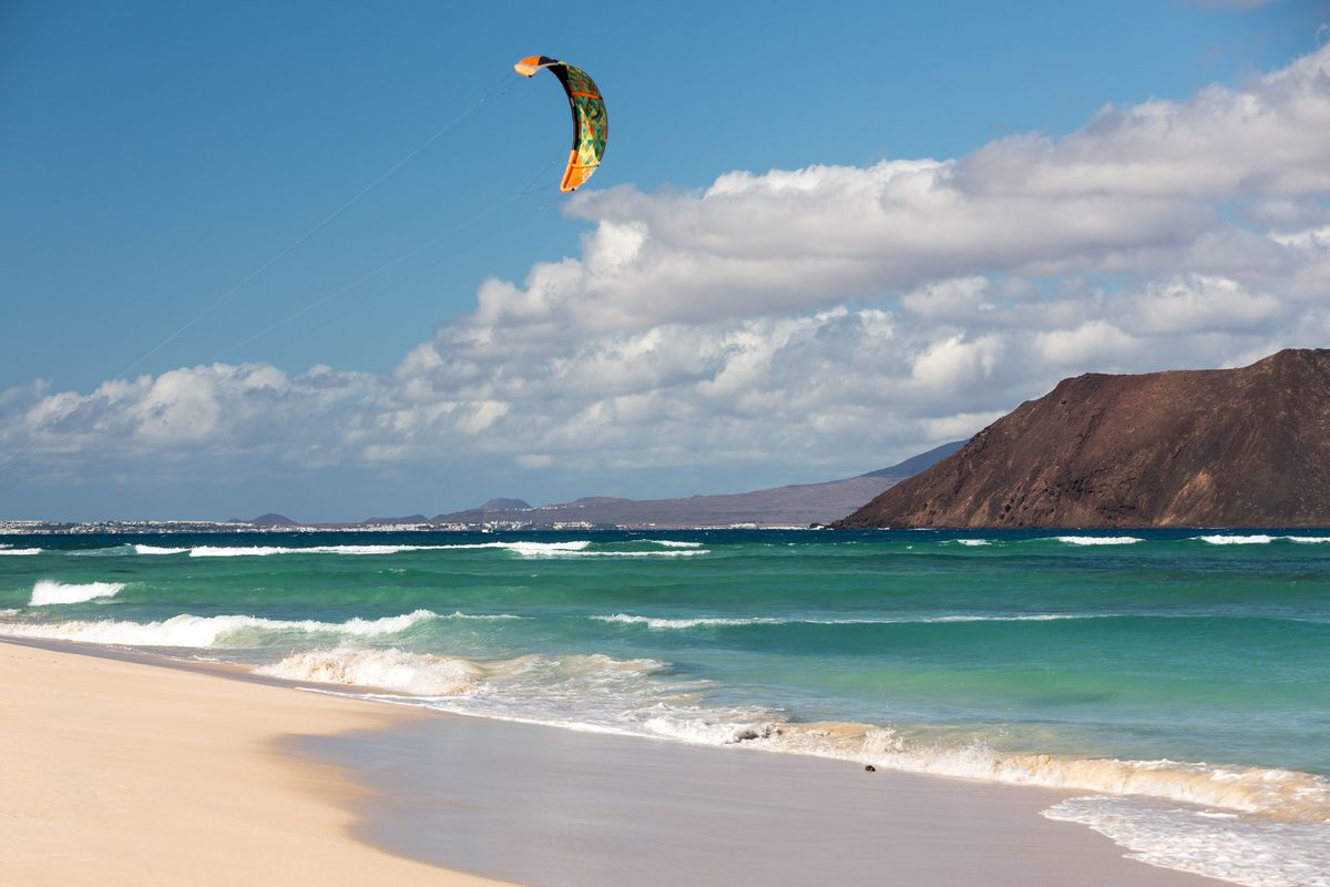Een kitesurfer aan het strand van Corralejos