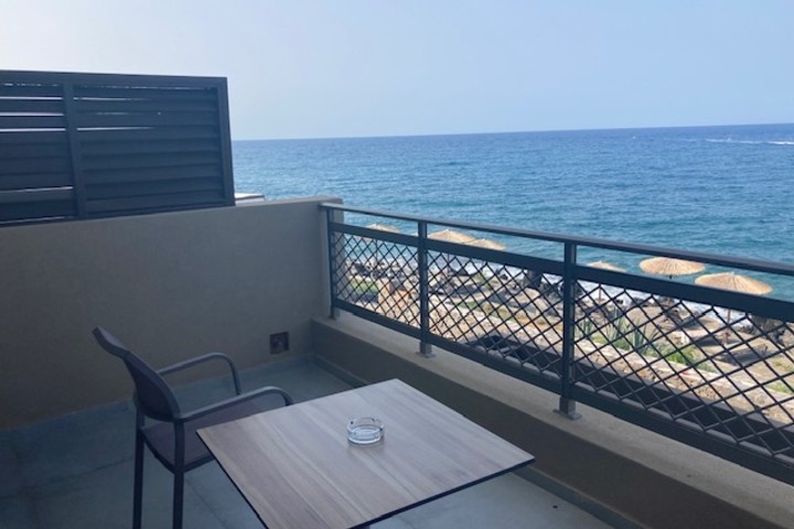 Uitzicht vanaf balkon op strand en zee