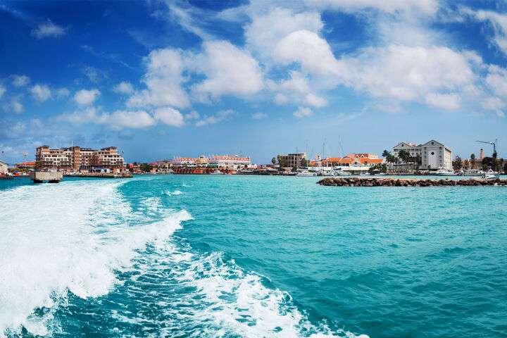 Uitzicht op de haven van Oranjestad