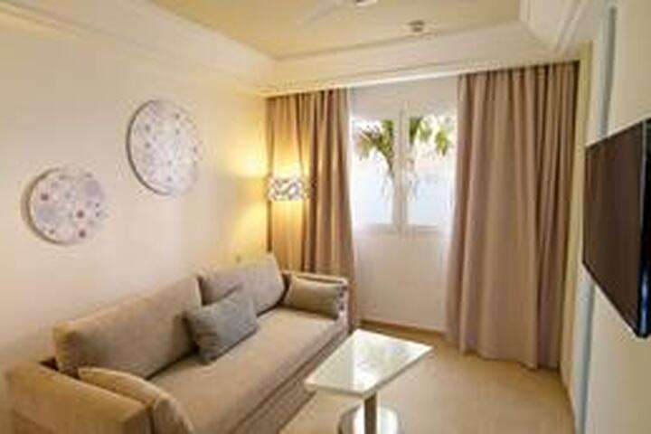 de woonkamer van '2-persoonskamer, Suite met priv zwembad, Adults o'