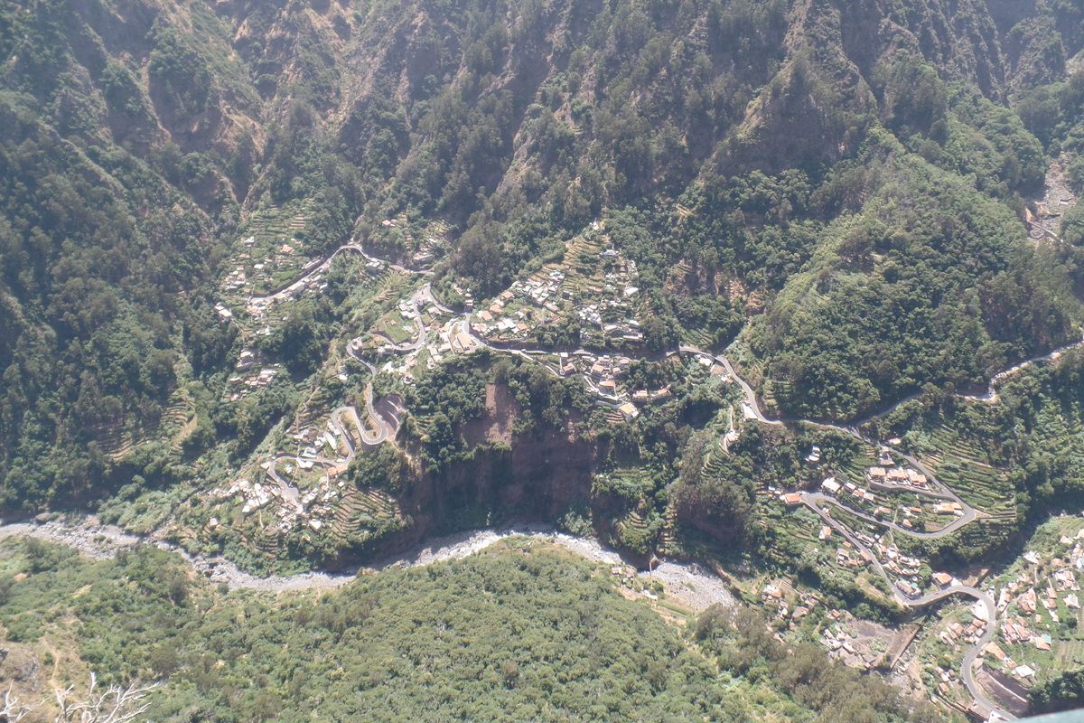 Uitzicht met kromme wegen en veel natuur in Funchal