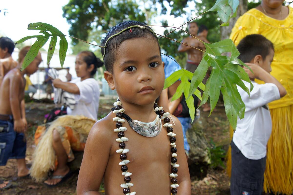 Een jongetje op het eiland Pohnpei
