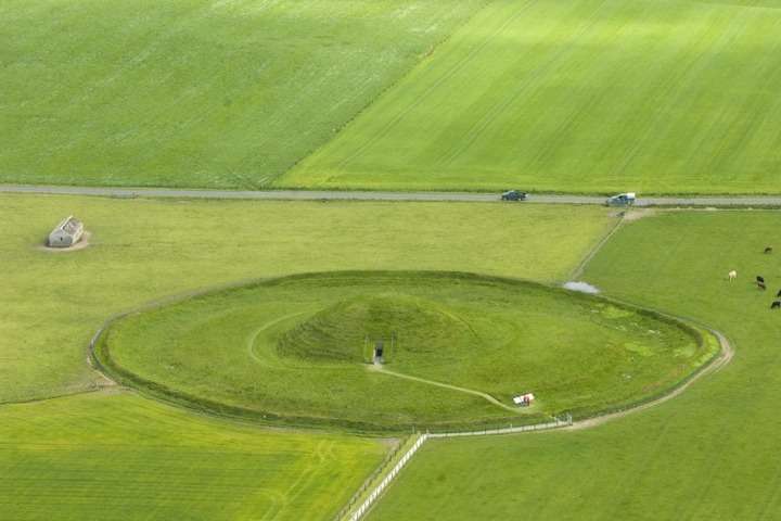 De grafheuvel Maeshowe ligt in een mooi fel groen graslandschap