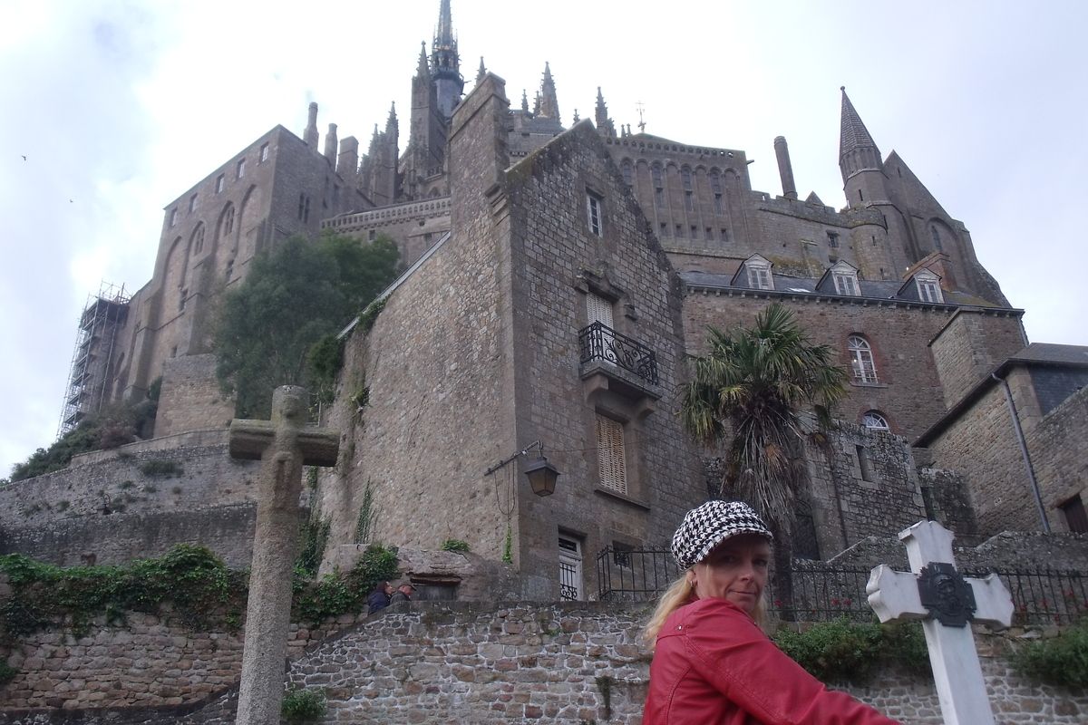Het oude Benedictijnse Abdij kasteel in Le Mont-Saint-Michel lijkt wel een disneykasteel