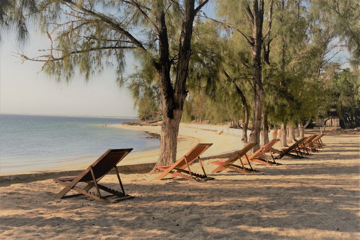 Zitje op het strand met uitzicht op het kanaal