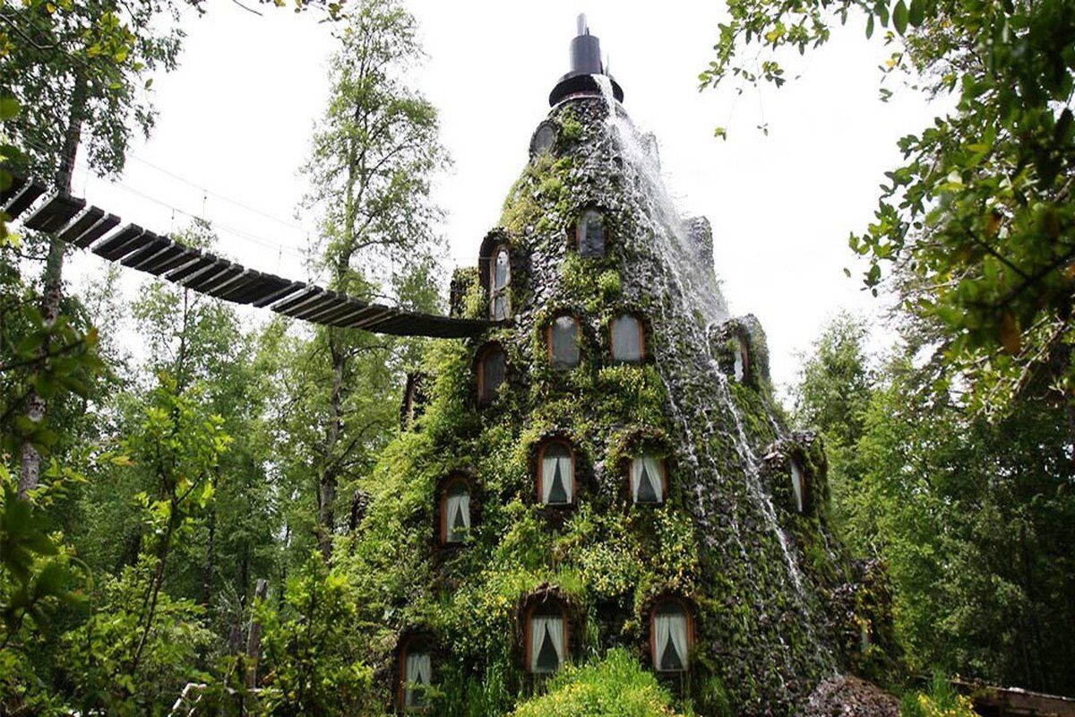 Het hotel La Monta&ntilde;a M&aacute;gica Lodge dat zich bevindt in een berg met waterval