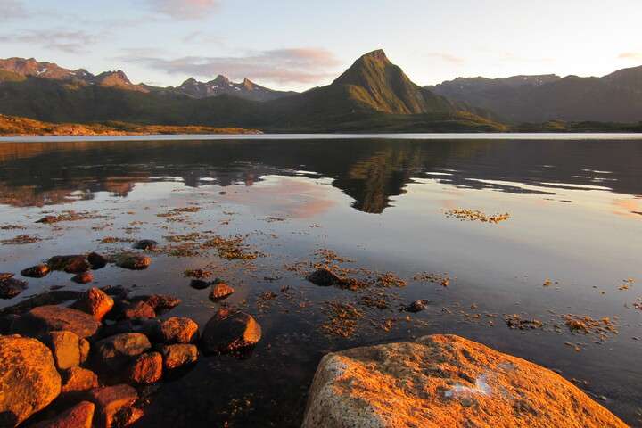 Weerspiegeling van het schitterende landschap in het meer