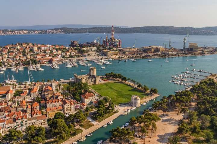 Een panorama van de stad Trogir
