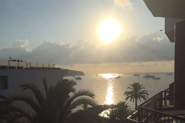 Mooie zonsondergang bij het water