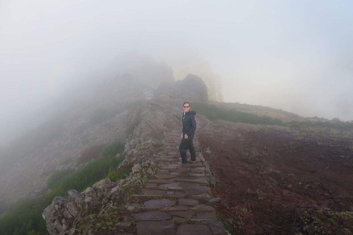 Door de koude ochtendmist konden we niets van het vulkanische hooggebergte zien