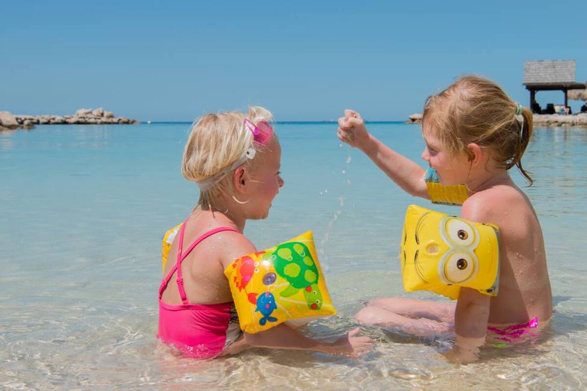 Kinderen spelen op het strand van LionsDive Resort