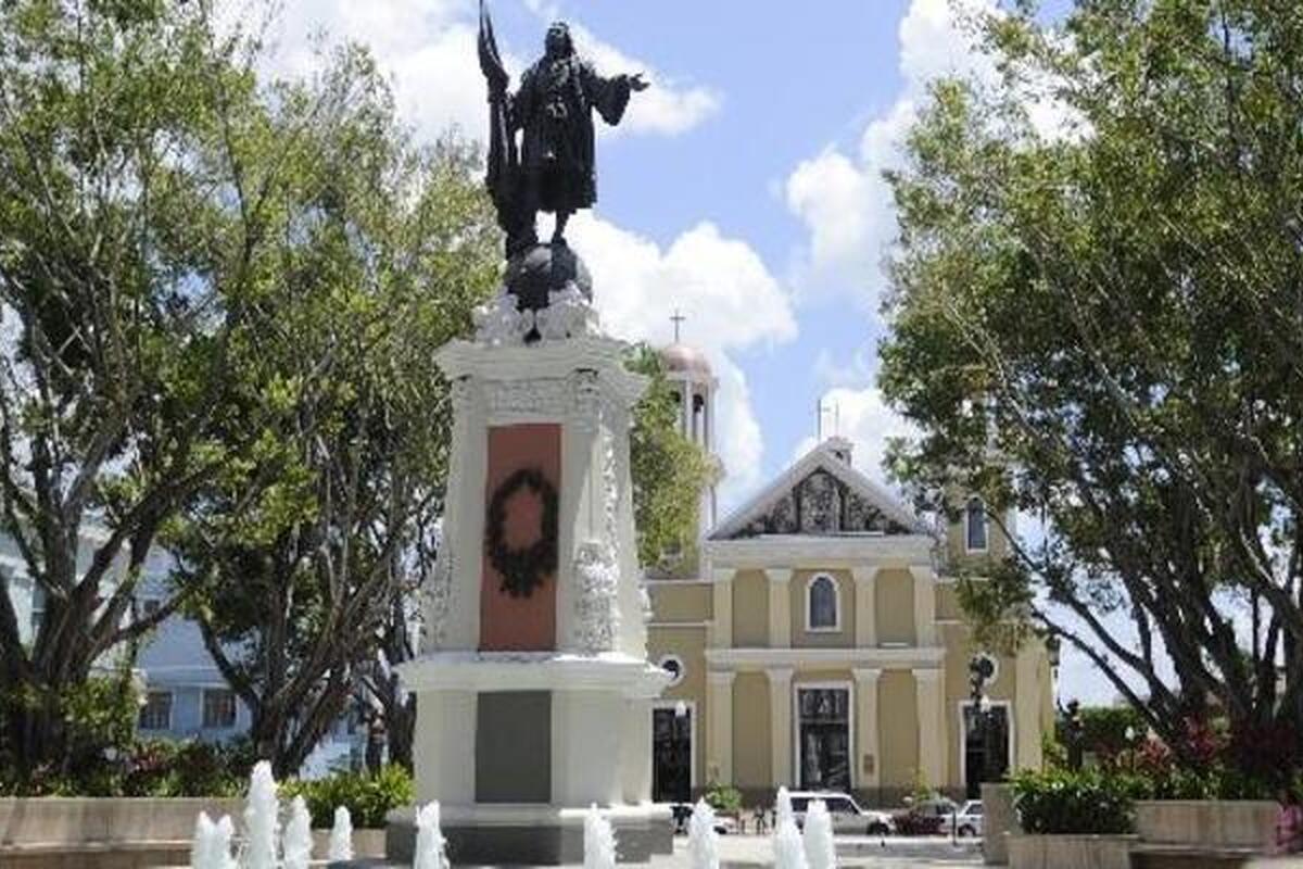 Het Col�n plein in Mayaguez